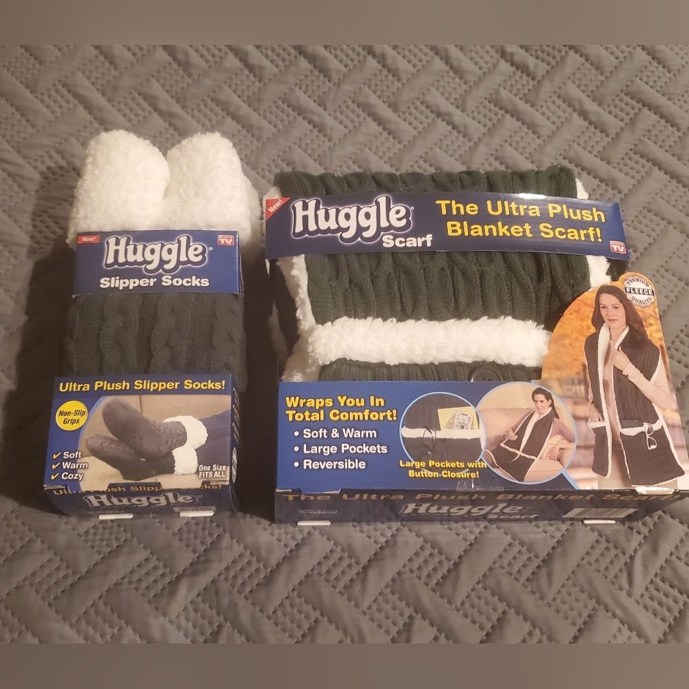 HUGGLE Fleece Slipper Crew Socks & Plush Blanket Scarf Set - Gray